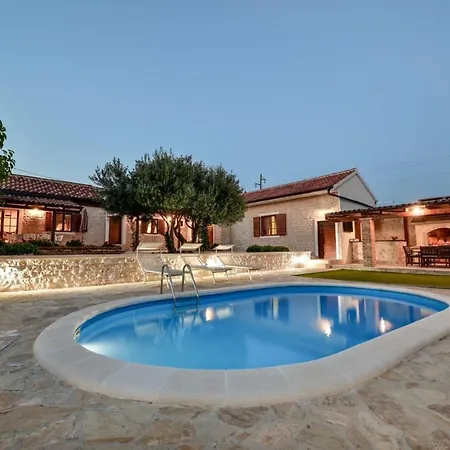 Villa Luxury Foxy With Private Pool, Jacuzzi And Sauna *