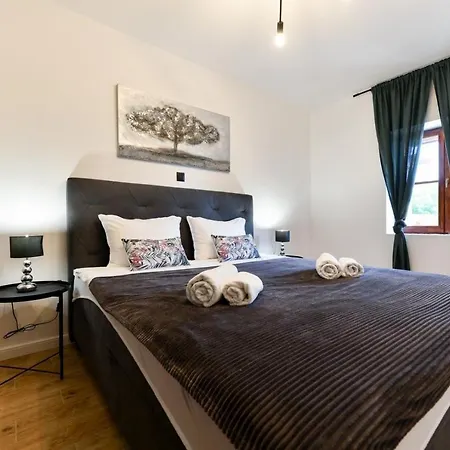 Luxury Foxy With Private Pool, Jacuzzi And Sauna *