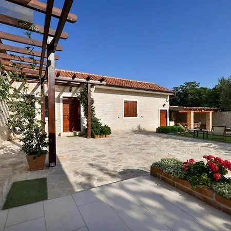 Luxury Foxy With Private Pool, Jacuzzi And Sauna Lisicici
